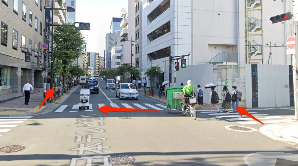 交差点を渡って北へ進む