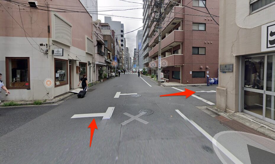 1つめの交差点を東へ進む