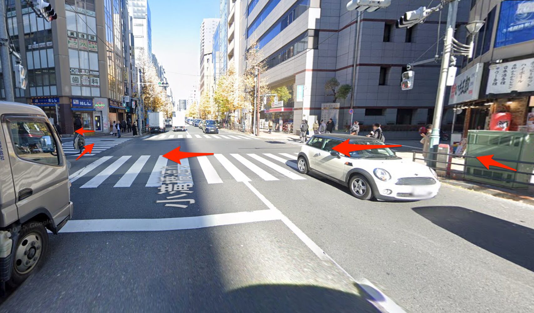 1つめの交差点を渡って西へ進む