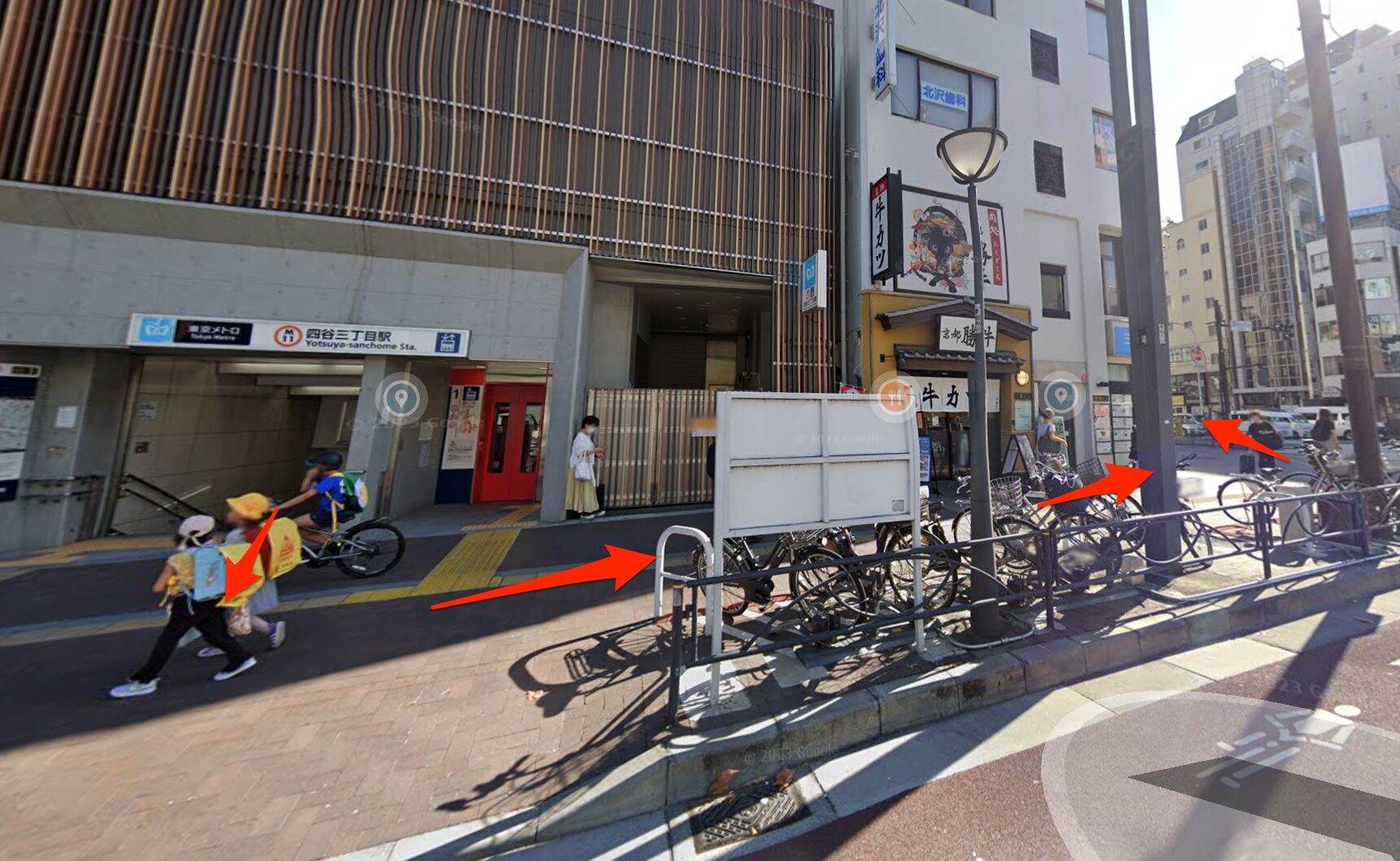 四谷三丁目駅3番出口を出て外苑東通りへ進む