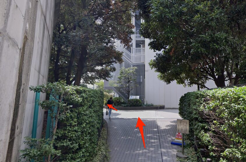 MTビルを超えて15号へ出る