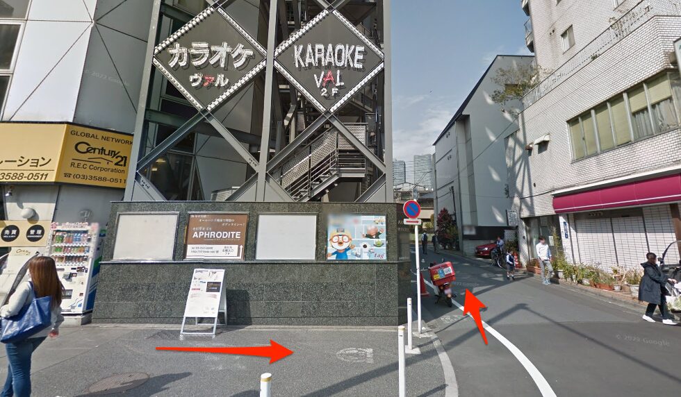 1つめの曲がり角を曲がる