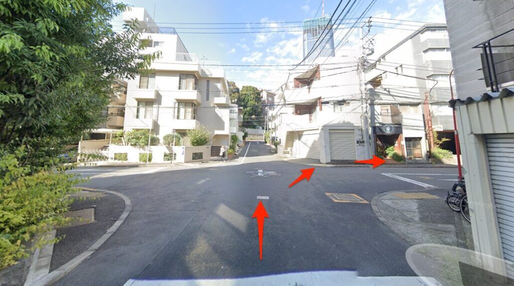 2つめの交差点を渡って右へ曲がる