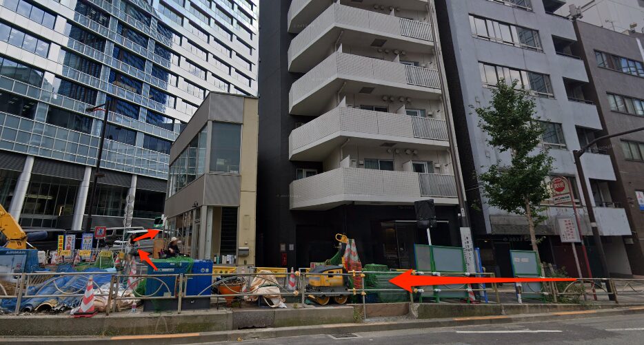 突き当りを南へ進む