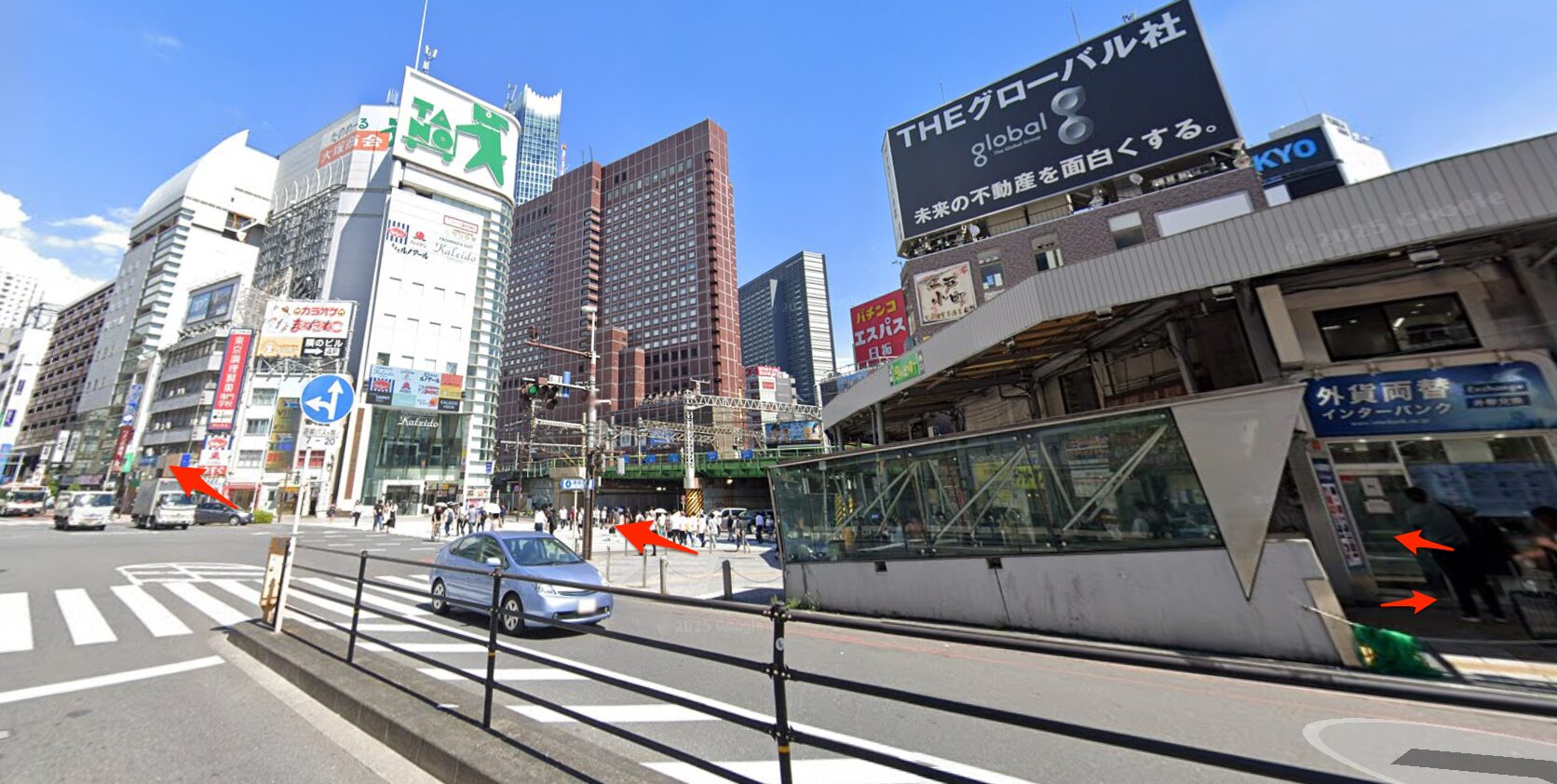 新宿西口駅を出て北へ進む