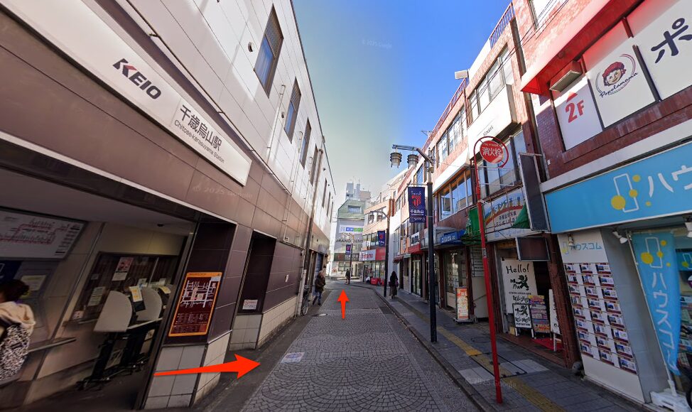 千歳烏山駅北口を出て西へ向かう