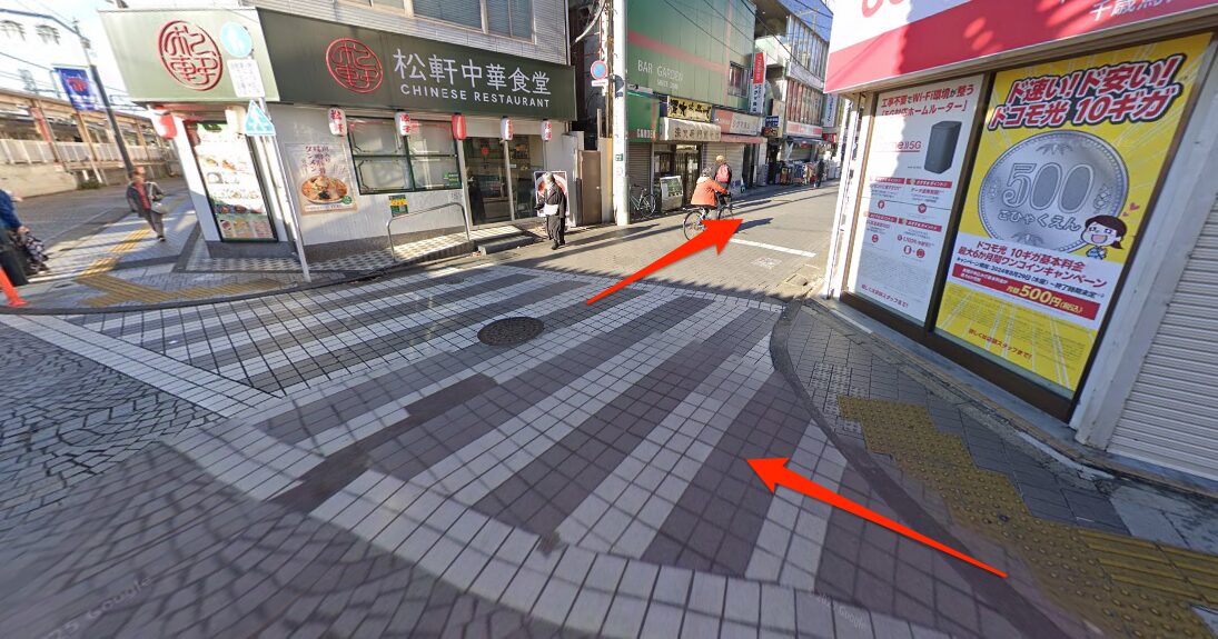 1つ目の曲がり角を右へ曲がる