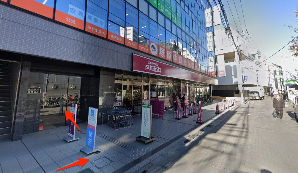 1つ目の曲がり角を右へ曲がる