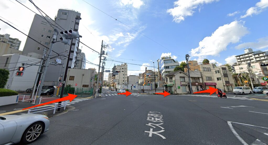 大久保通りを北へ渡る