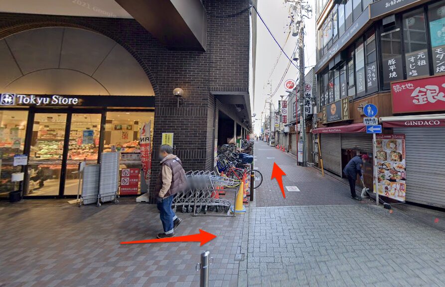 蒲田駅を出て、くいだおれ横丁を西へ進む