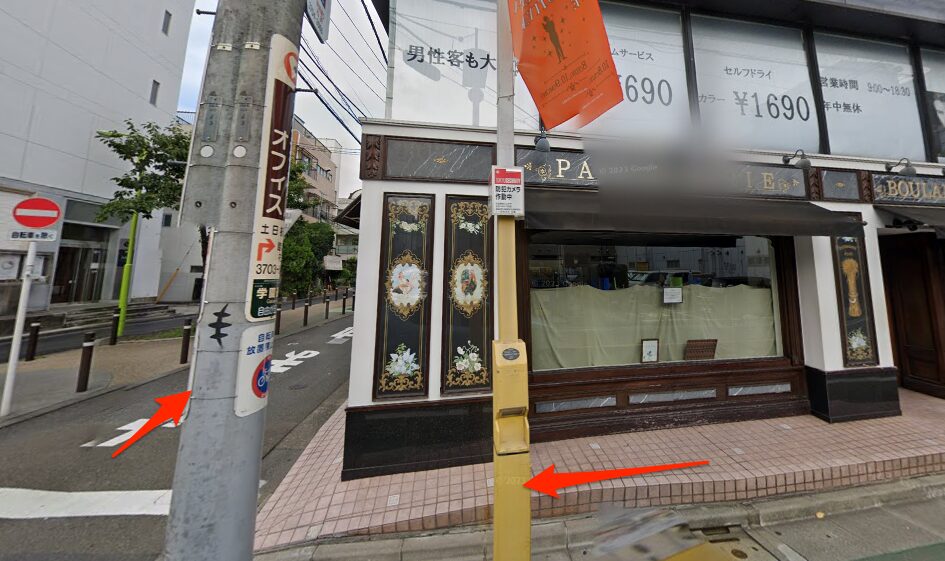 1つめの曲がり角を右へ曲がる