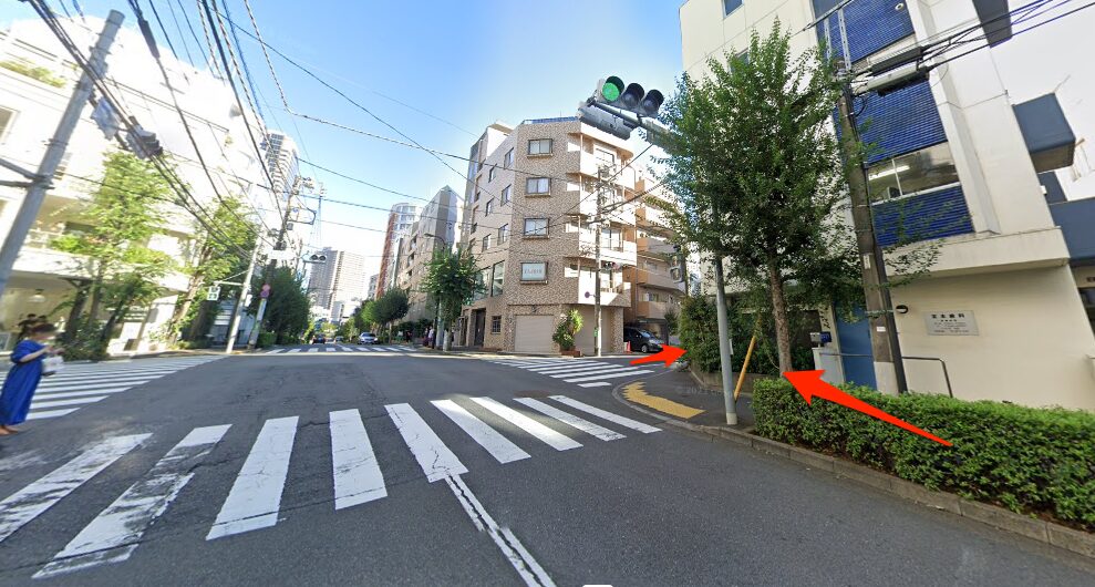 恵比寿南一丁目の交差点を右へ曲がる