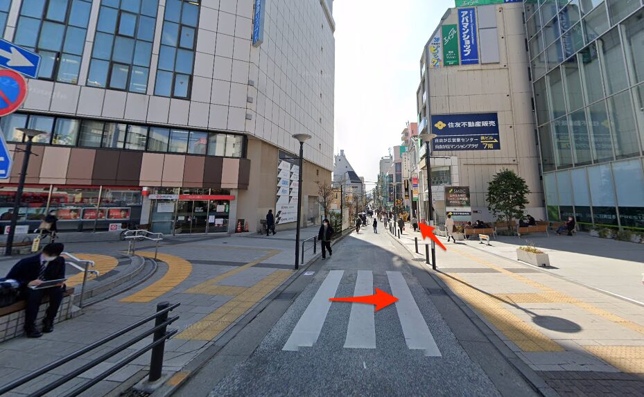 横断歩道を渡って南へ進む