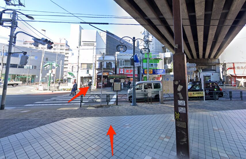 青物横丁駅を出て横断歩道を渡る