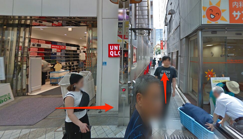 ユニクロの角を曲がる