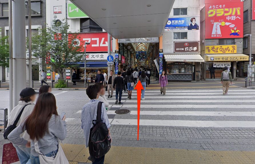 中野駅を出てサンモールを北へ進む