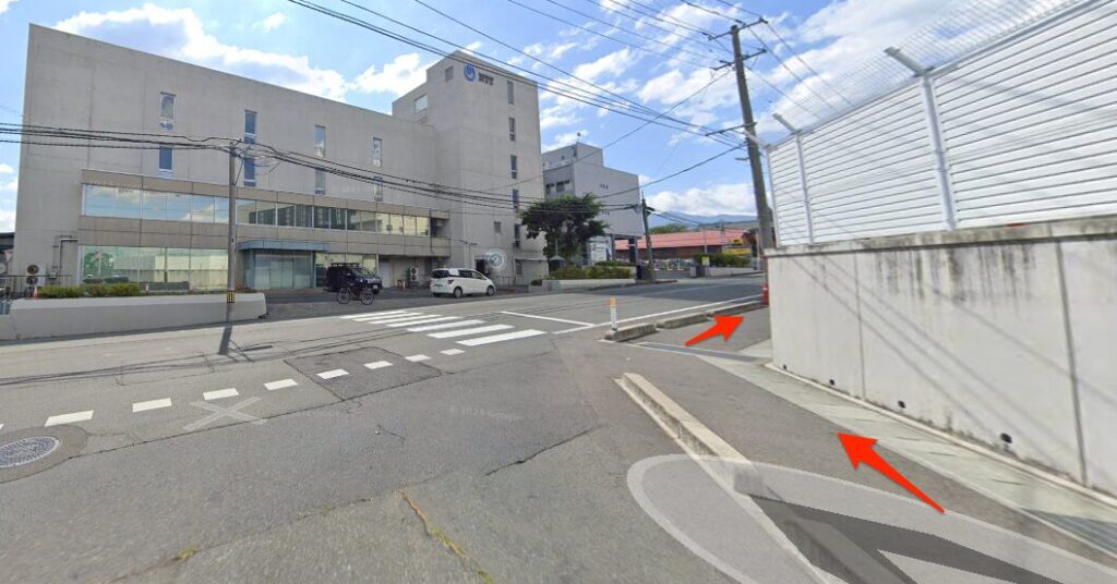 NTT事務所の手前を右へ曲がる