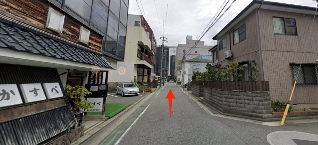 道なりにまっすぐ進む