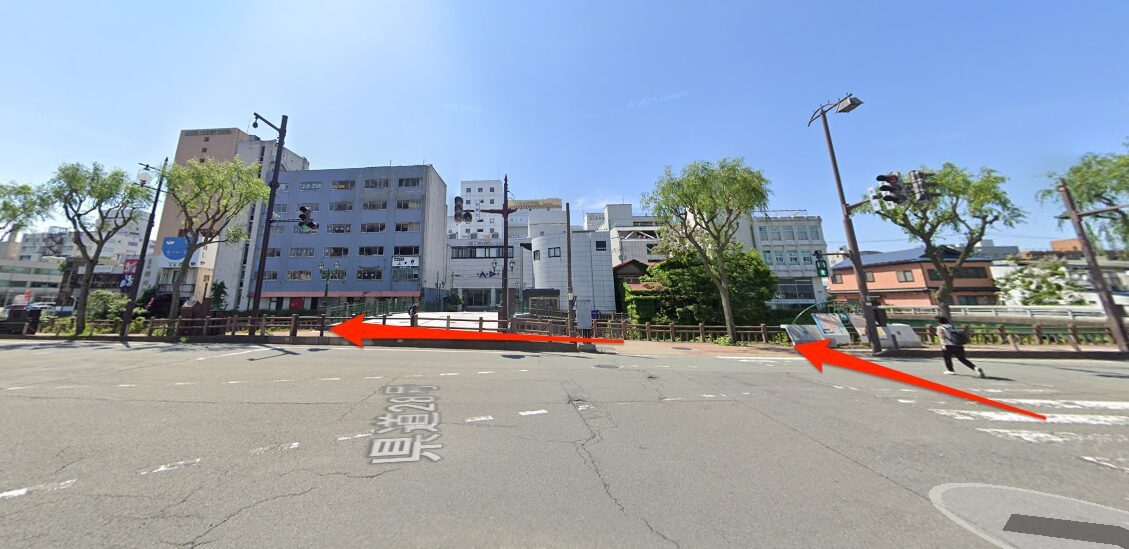 県道28号を渡って南へ進む