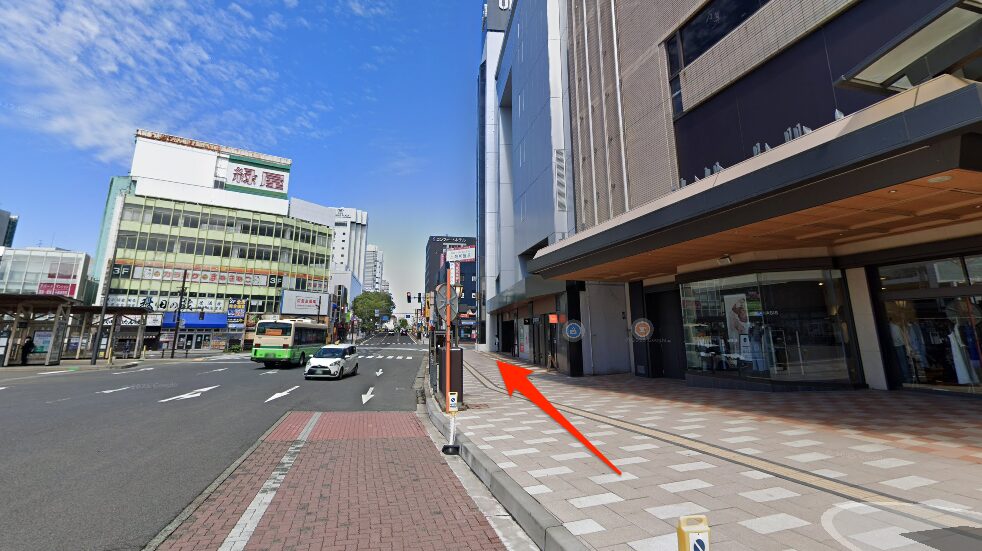 JR秋田駅西口を出て青葉通を西へ進む