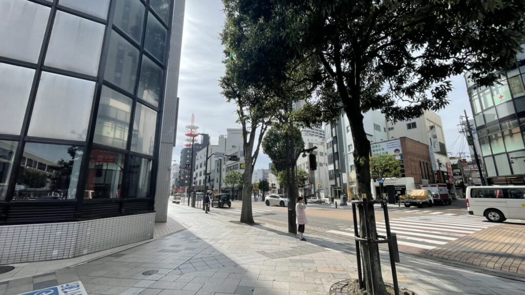 交番前の交差点を左へ曲がる