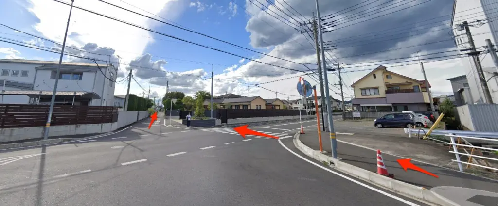 県道152号を渡って西へ進む