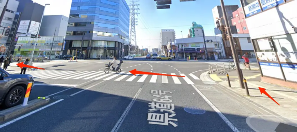 県道64号を渡る