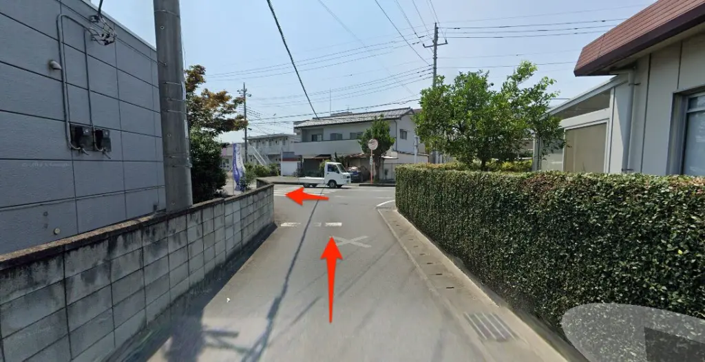 突き当りの道路を左へ曲がる
