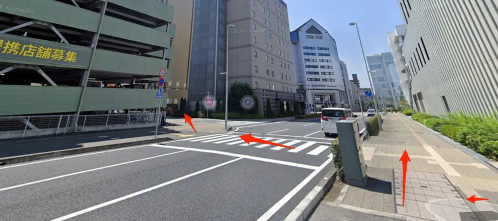 立体駐車場とダイワロイネットホテルの間の道へ進む