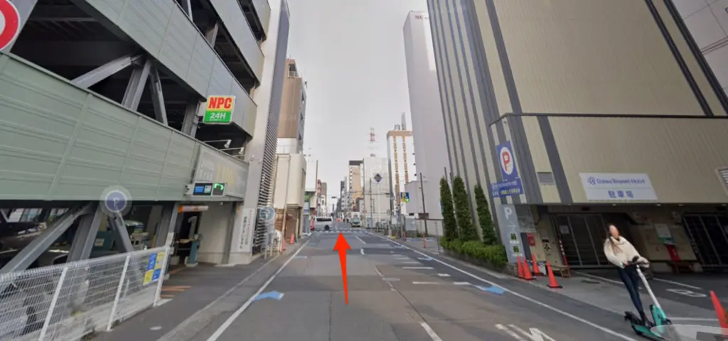 道なりにまっすぐ進む