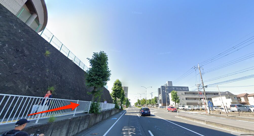 道なりにまっすぐ進む