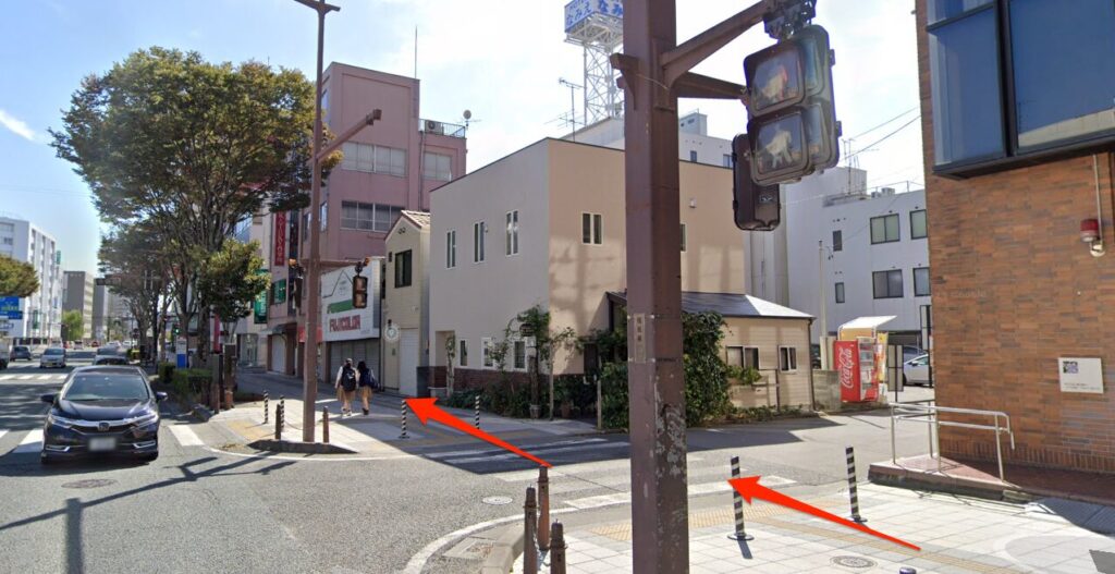 道なりにまっすぐ進む