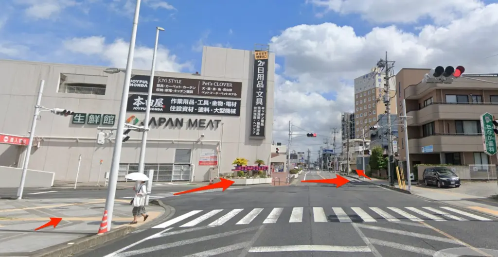 道なりにまっすぐ進む