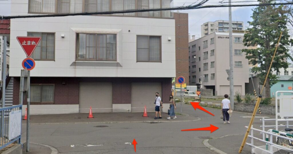 北円山わらしっこ公園横をまっすぐ進む