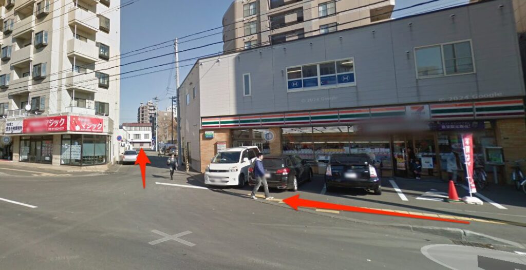 セブンイレブン横の道へ入る