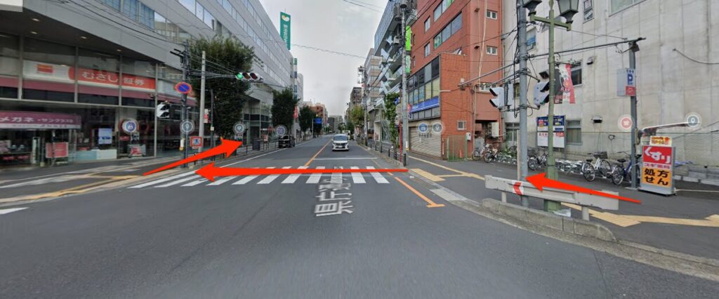 道なりに西へ向かう