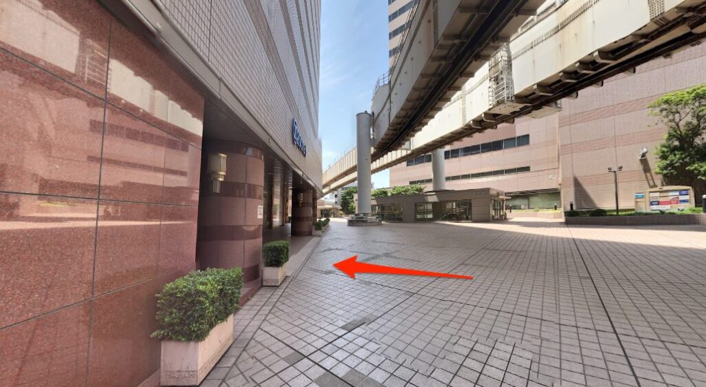 そごうを通り抜ける