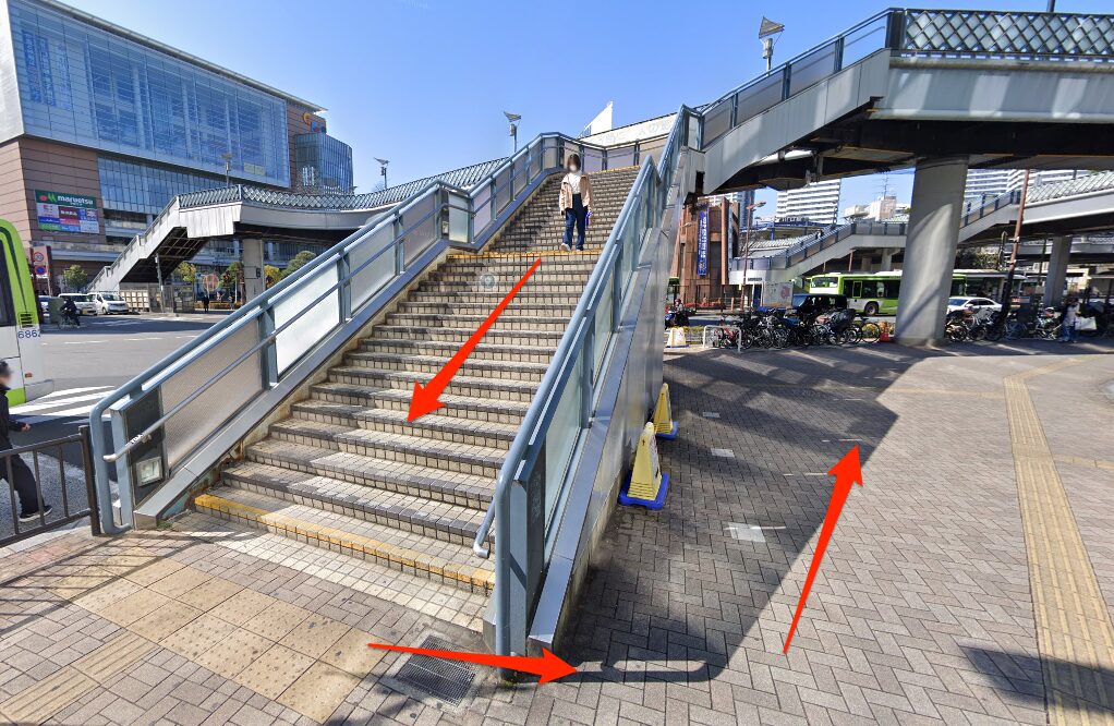 高架を降りて南へ進む