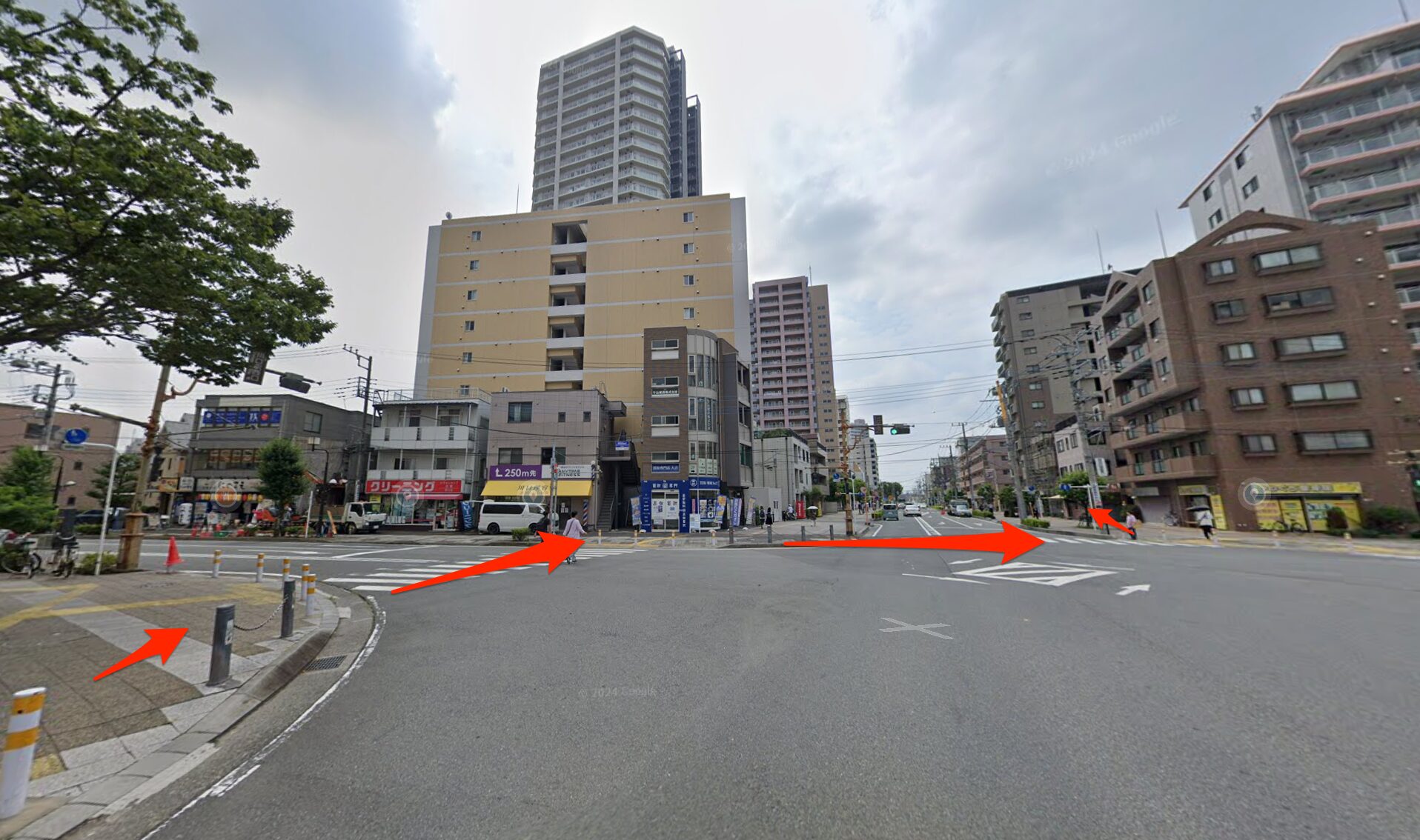 横断歩道を渡って西へ進む
