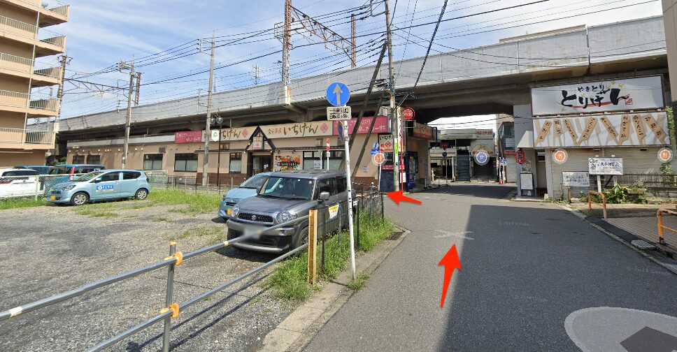 高架の手前を左へ曲がる