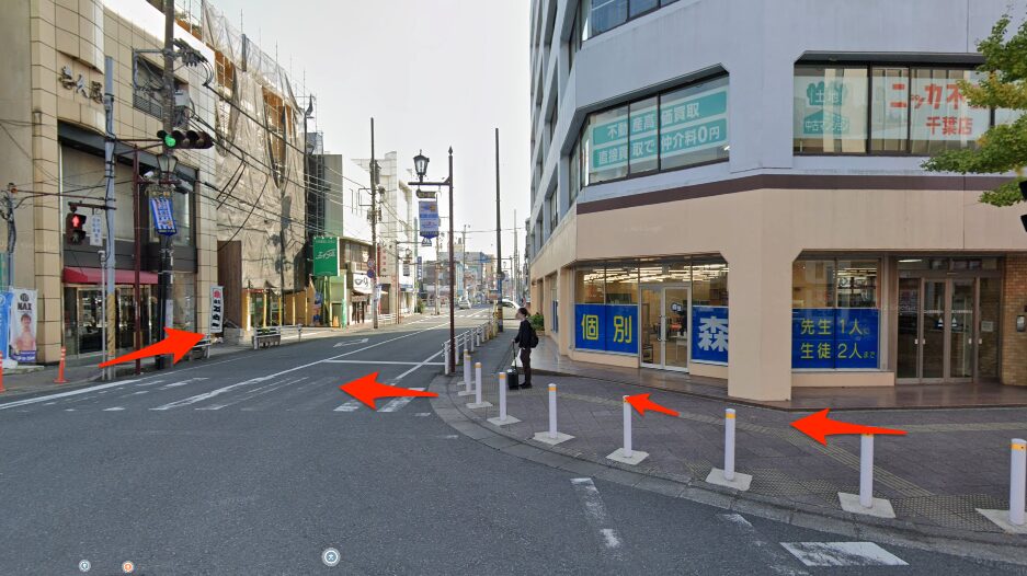 1つ目の交差点を右に曲がる