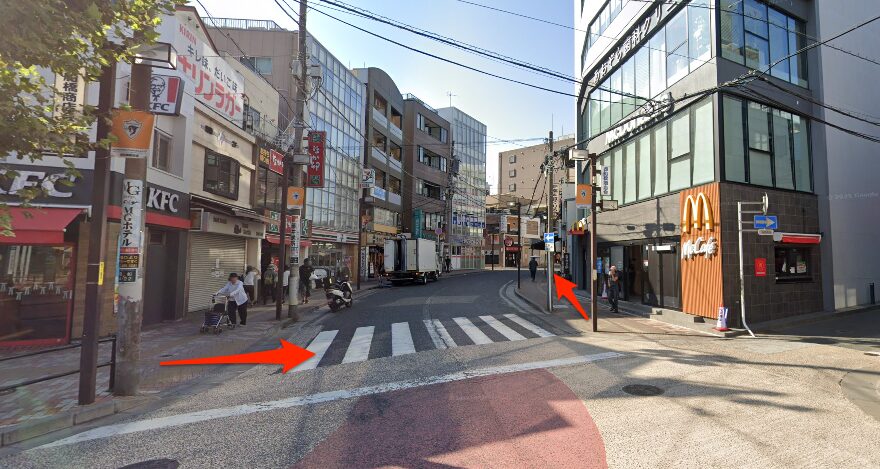 横断歩道を渡って西へ進む