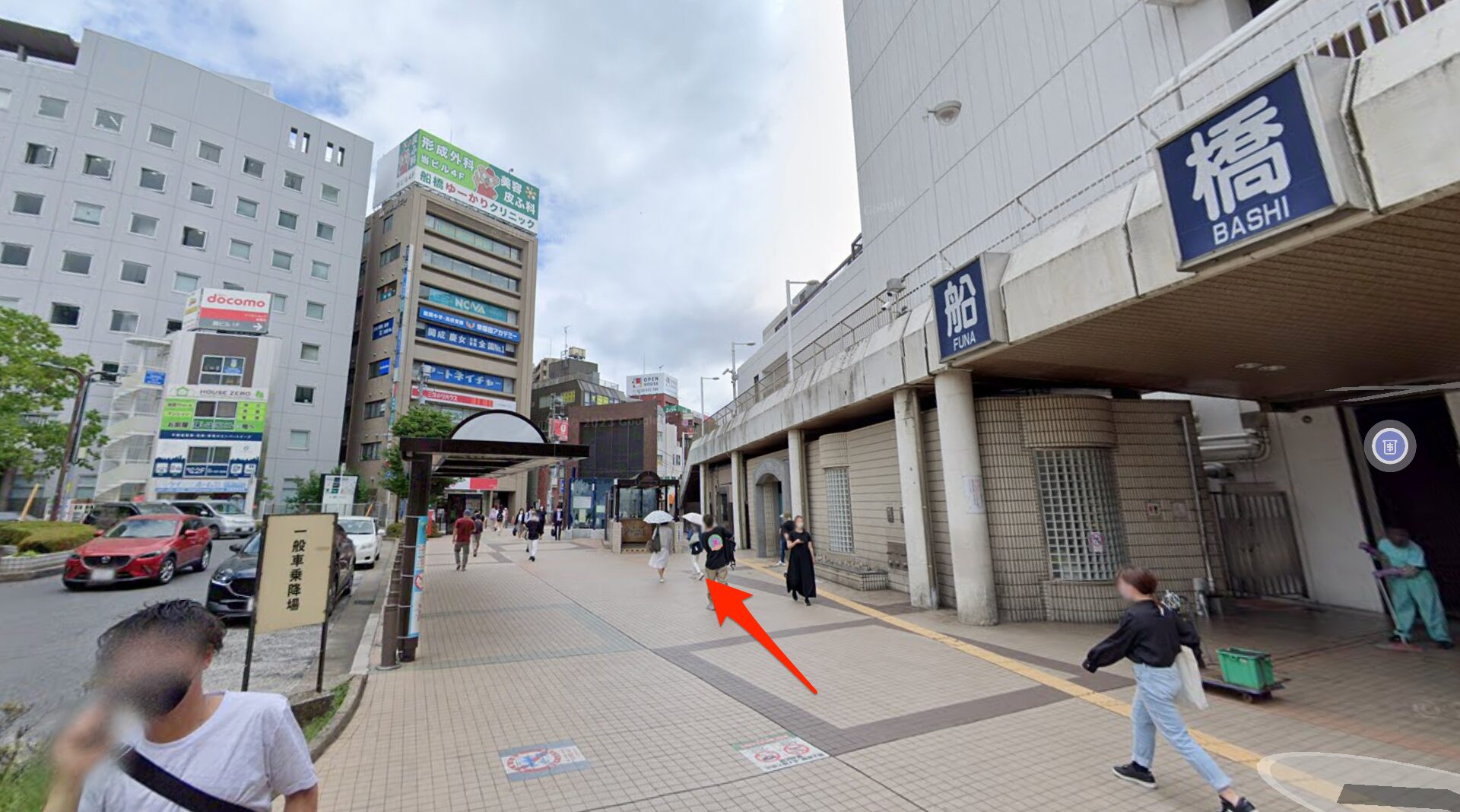 船橋駅北口を出て東へ向かう