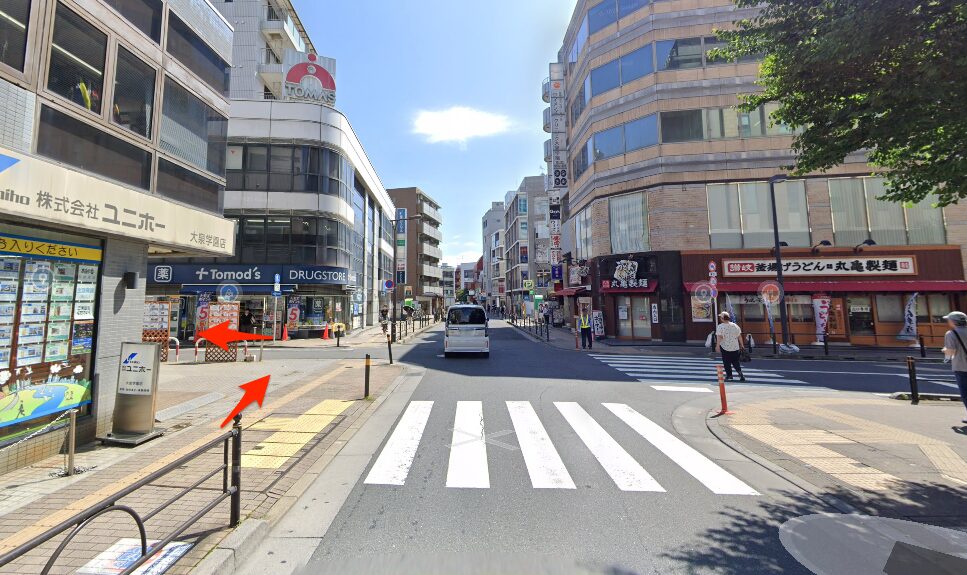 交差点を左へ曲がる