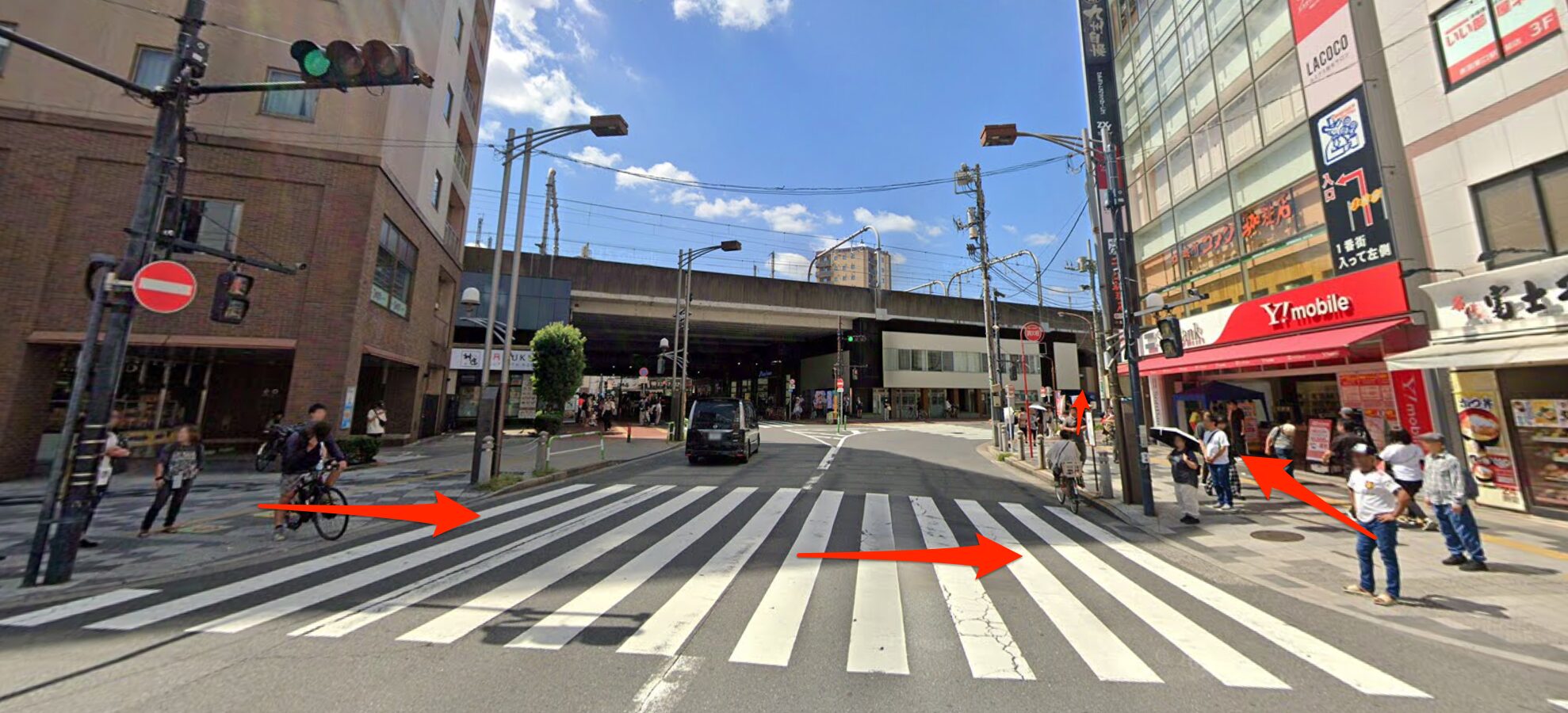 横断歩道を渡って線路沿いの道へ進む